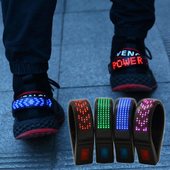 Clignotant de sécurité de course de nuit allume la lumière de clip de chaussure de LED avec l'écran LED différents modèles de lumière de pince de chaussure