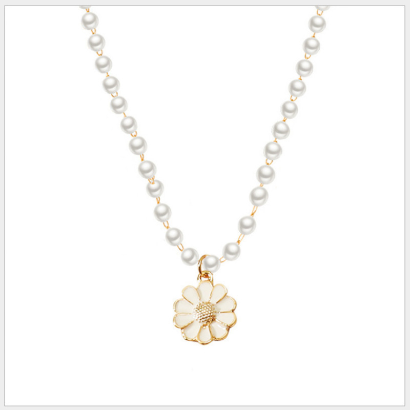 2021 New Fashion Simple Temperament Small Fresh Alloy Chrysanthemum Pendant Pearl Necklace