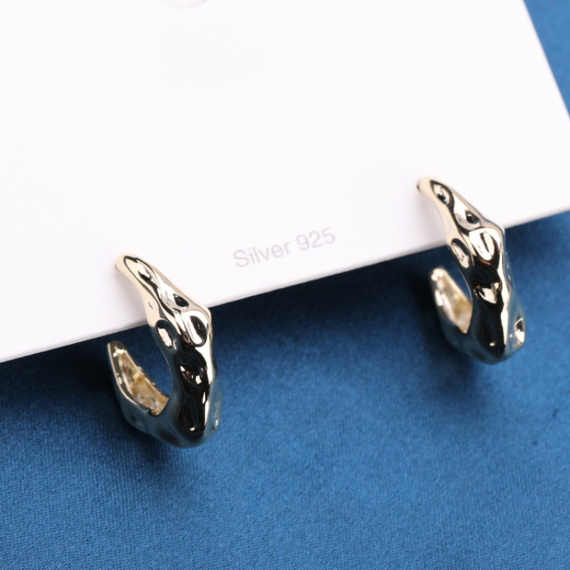 New Design Fashion Brass Earring Hot Sale Personality Hammer Plated Hoop Earrings Gold Charm Earrings Zircon Women's 6 Gram