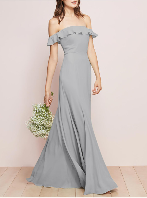 Серое облегающее шифоновое платье с открытыми плечами и оборками для подружек невесты