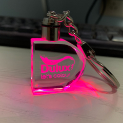 Garantie de crédit Gravure Laser 3D personnalisée Logo en forme de D Porte-clés en verre de cristal de lumière LED pour cadeau Souvenir