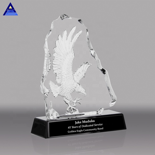 China Wholesale OEM Service Luxury Engraved Crystal Flying Eagle Trophy for Leadership VIP Awards
