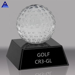 Balle de golf en cristal de boule de cadeaux de souvenir de sports décoratifs de conception bon marché en gros avec la base noire