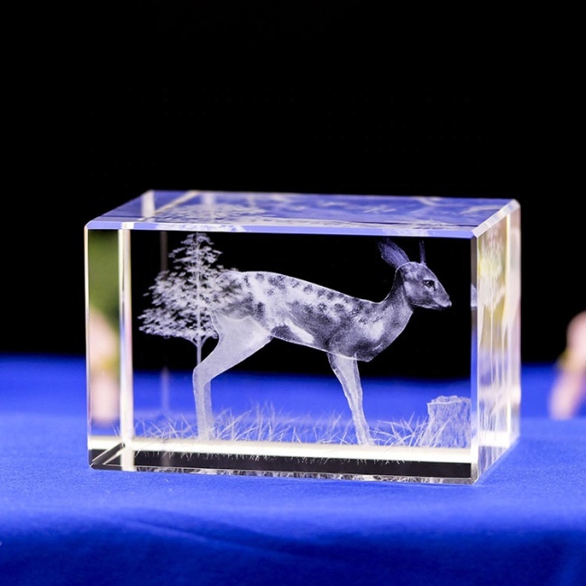 Wholesale Elegant Assurance Deer Animals 3D Laser Engraved Crystal Block Cube For Tourism Souvenirs