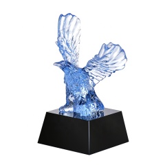 La Chine en gros le cadeau en cristal de verre de couleur de trophée d'aigle de cristal bleu personnalisé le plus populaire avec la base