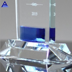 Trophée de cristal en gros cadeau trophée de cristal de vague de gemme de cobalt de flamme claire avec la base
