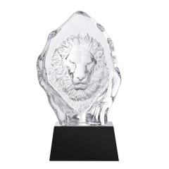 La décoration en cristal polie faite sur commande en gros pièce la figurine animale de lion en cristal avec la base noire