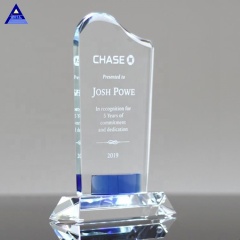 Trophée de cristal en gros cadeau trophée de cristal de vague de gemme de cobalt de flamme claire avec la base
